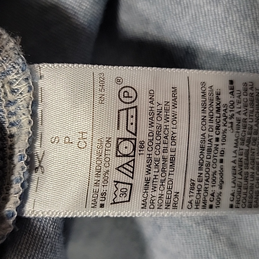 Old Navy Size S The Classic Shirt Button-Down Jean/Chambray Shirt - Picture 11 of 12